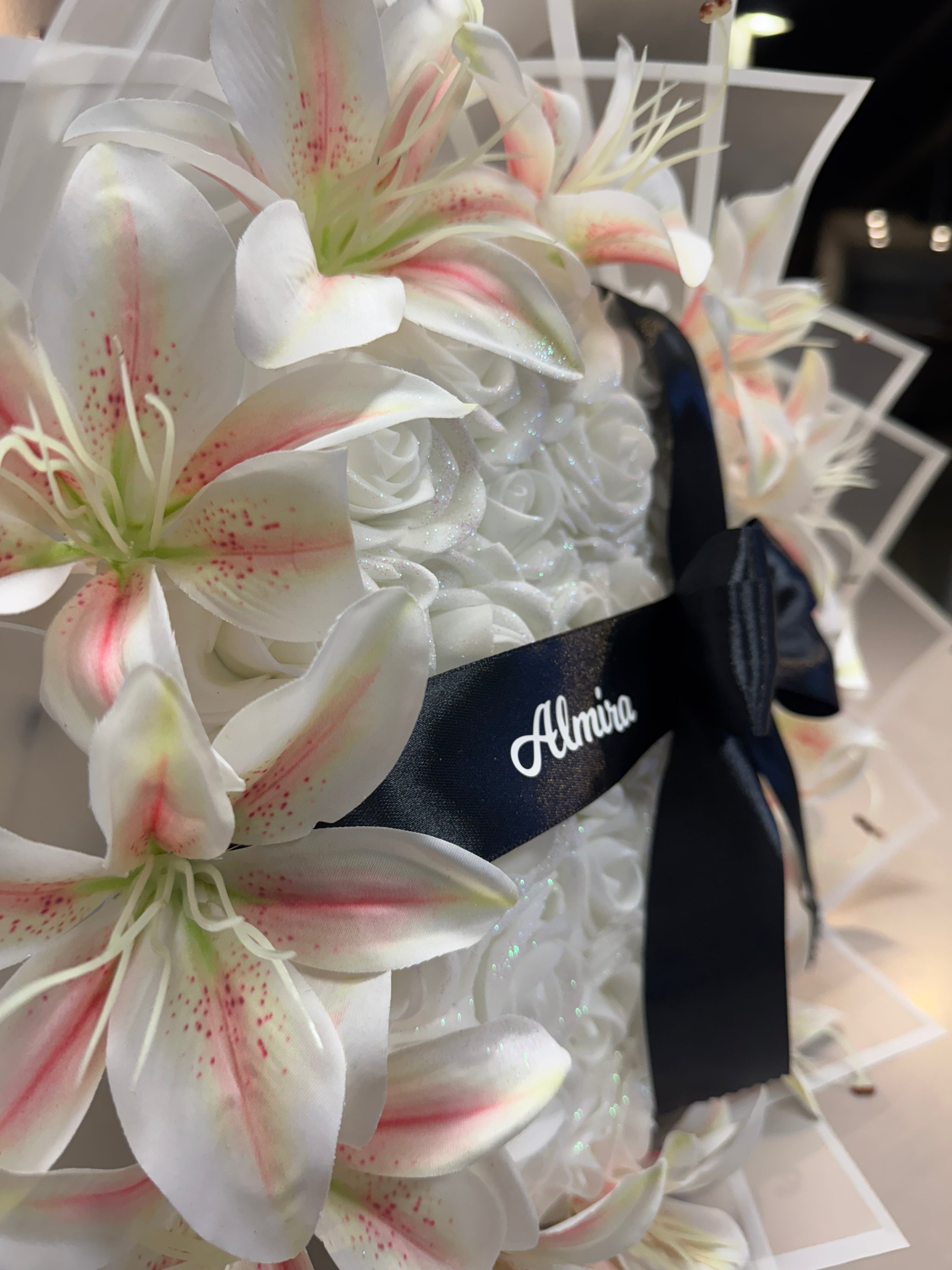 Weiße Rosen X Lilien Kombi